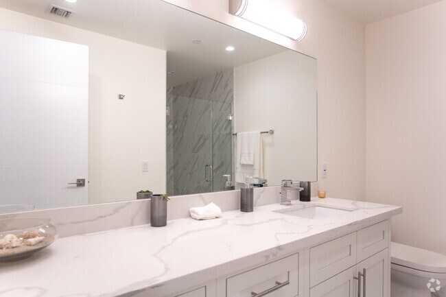 2BR, 2BA-1299 SF - 1237 S Holt Ave
