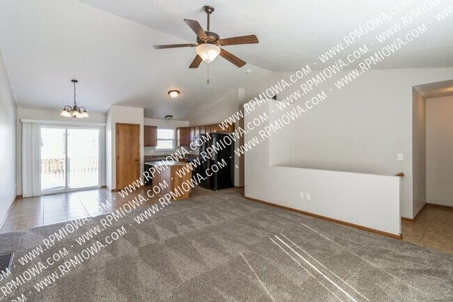 Building Photo - GREAT FLOORPLAN!! 4 Bed, 3 Bath Home in No...