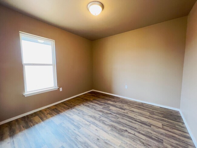 Building Photo - Cozy Three Bedroom House