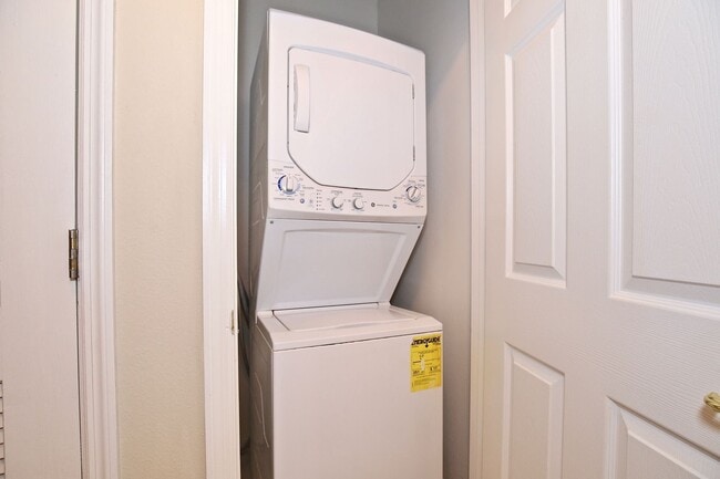 Building Photo - Beautiful 2/2 Spacious Condo in the Gated ...