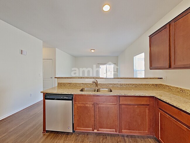 Foto del edificio - 551 Reserve Ave