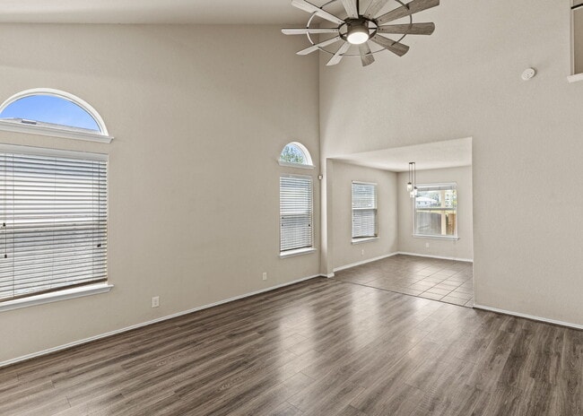 Building Photo - Spacious 4 bedroom, 2.5 bath home in the d...