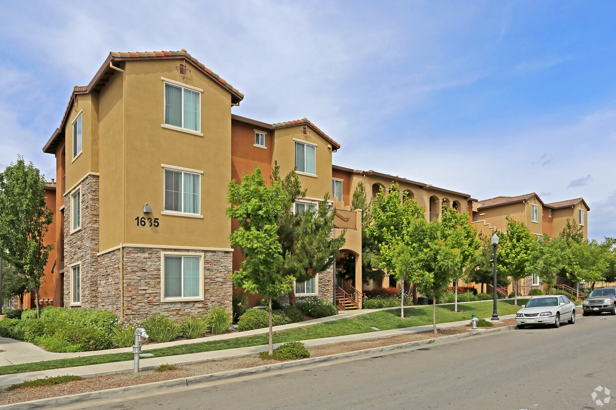 Primary Photo - Willow Glen Natomas Apartments