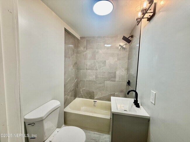 Foto del edificio - 8930 Free Ave