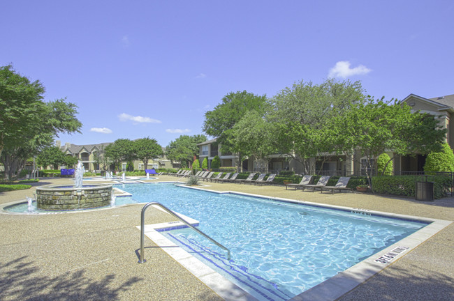 Date un chapuzón en la impresionante piscina estilo centro turístico con tumbonas para broncearte - Legends at Chase Oaks