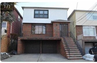 Building Photo - 39 E 51st St