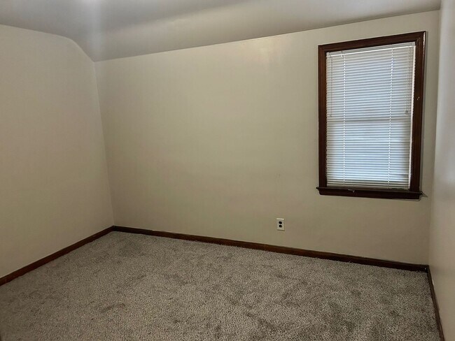 Building Photo - Rent ready!