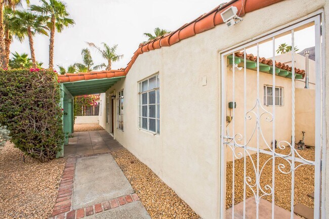 Building Photo - 2 Bed / 2 Bath Spanish-Style Home with Det...