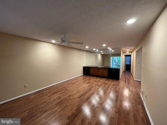 Building Photo - 4 Fourwood Ct