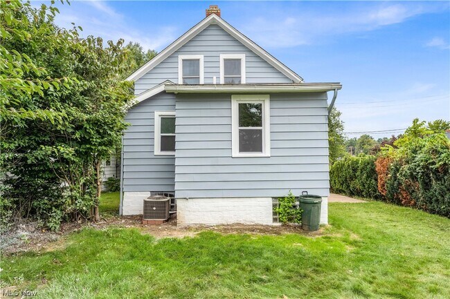 Building Photo - 20161 Westport Ave