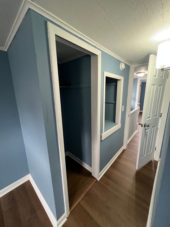 Building Photo - Newly Renovated 4 Bed/1 Bath Single Family...