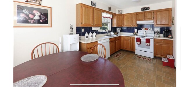 Eat in kitchen - 64 Boltis St