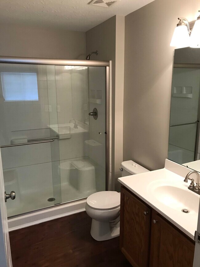 Baño principal - 636 Friars Ln