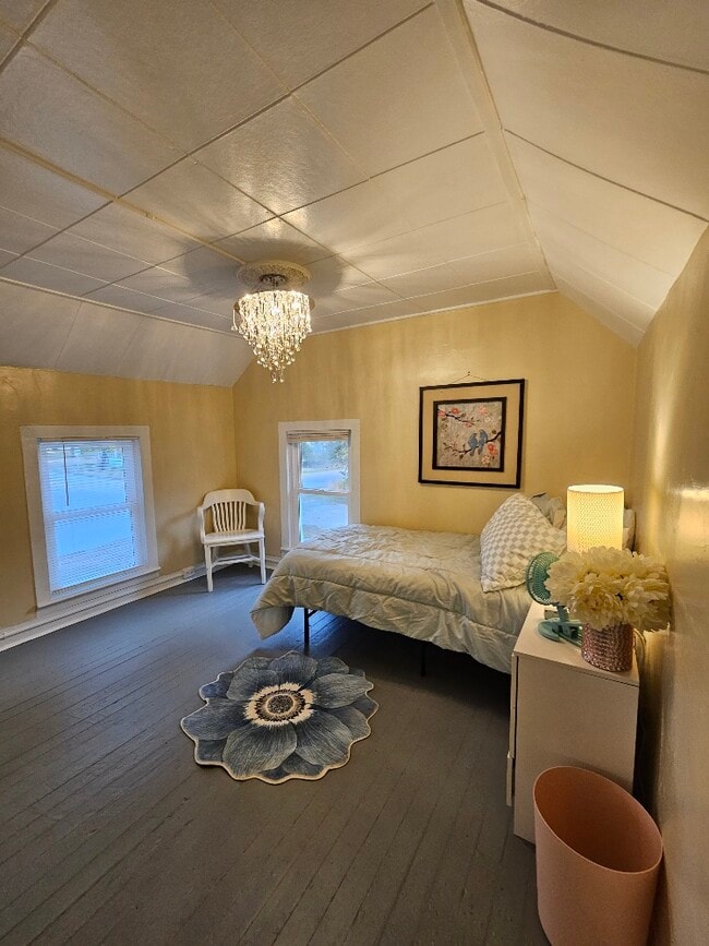 Building Photo - 301 Oakwood St