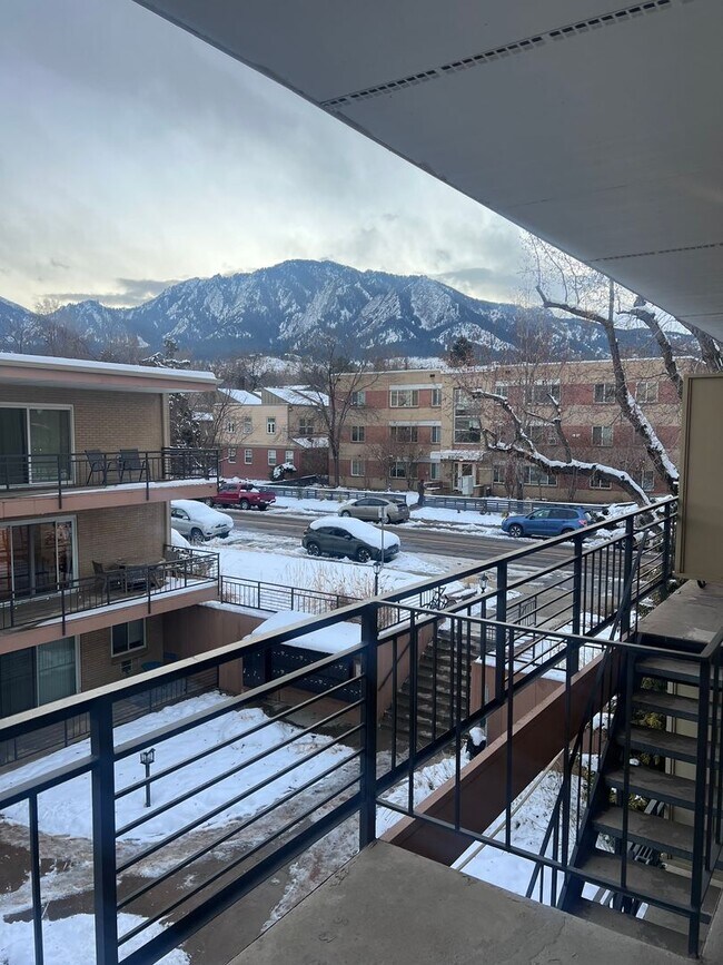 Building Photo - AMAZING LOCATION NEAR CAMPUS 2 Bed 1 Bath Condo-AVAILABLE NOW!