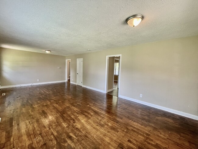 Building Photo - Updated 3 Bed, 1 Bath Nest in Fayetteville