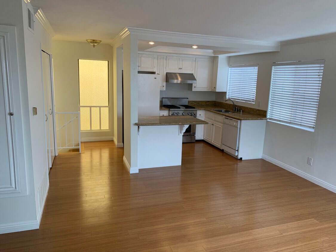 Primary Photo - 213 Rosecrans Pl