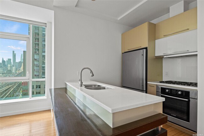 Building Photo - 24-15 Queens Plaza N