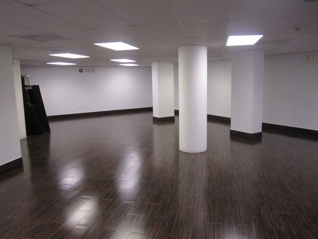 Building Photo - Courvoisier Courts