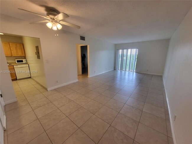 Building Photo - 405 S Pine Island Rd