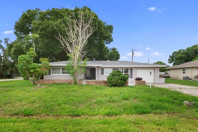 Foto del edificio - Beautiful 3 bedroom 2 bathroom single family home in Fort Myers with fenced yard!