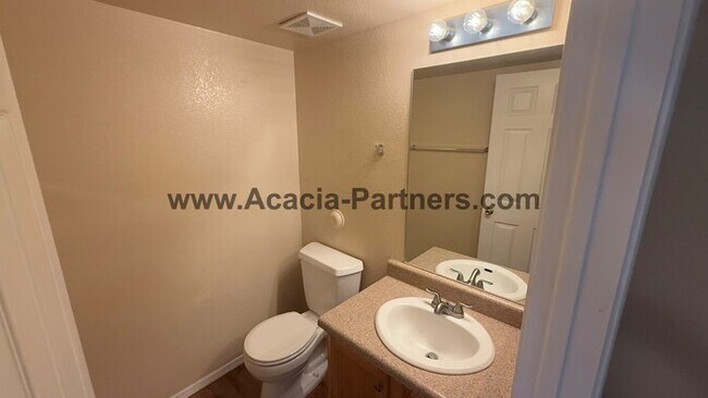 Foto del edificio - Gated Two Bedroom Townhome