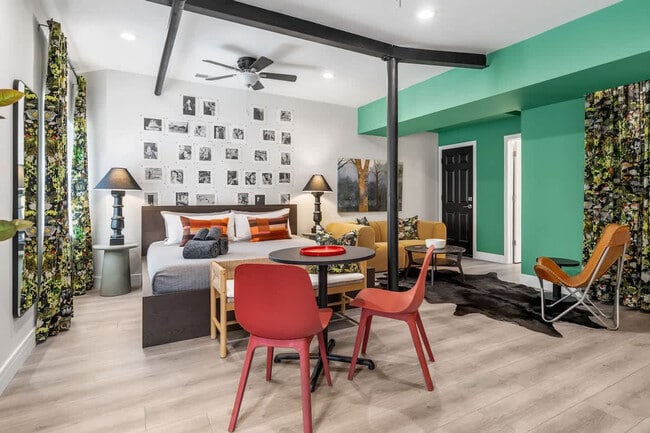 Building Photo - 4526 N Wolcott Ave