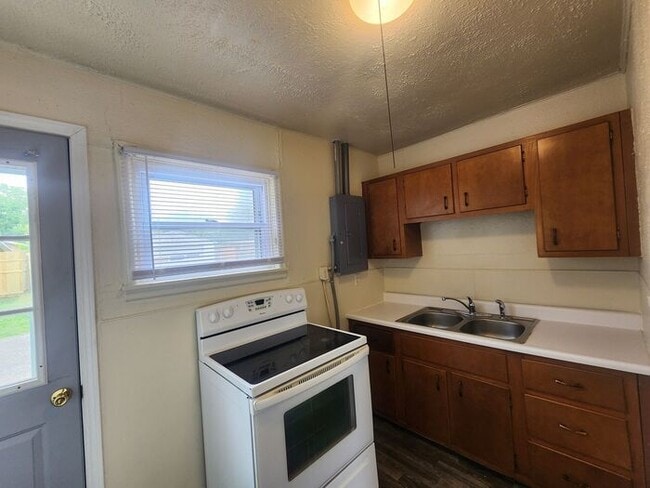 Building Photo - 2 Bedroom Apartment