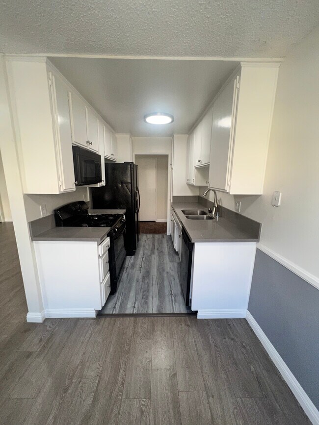 Kitchen - 10756 Blix St