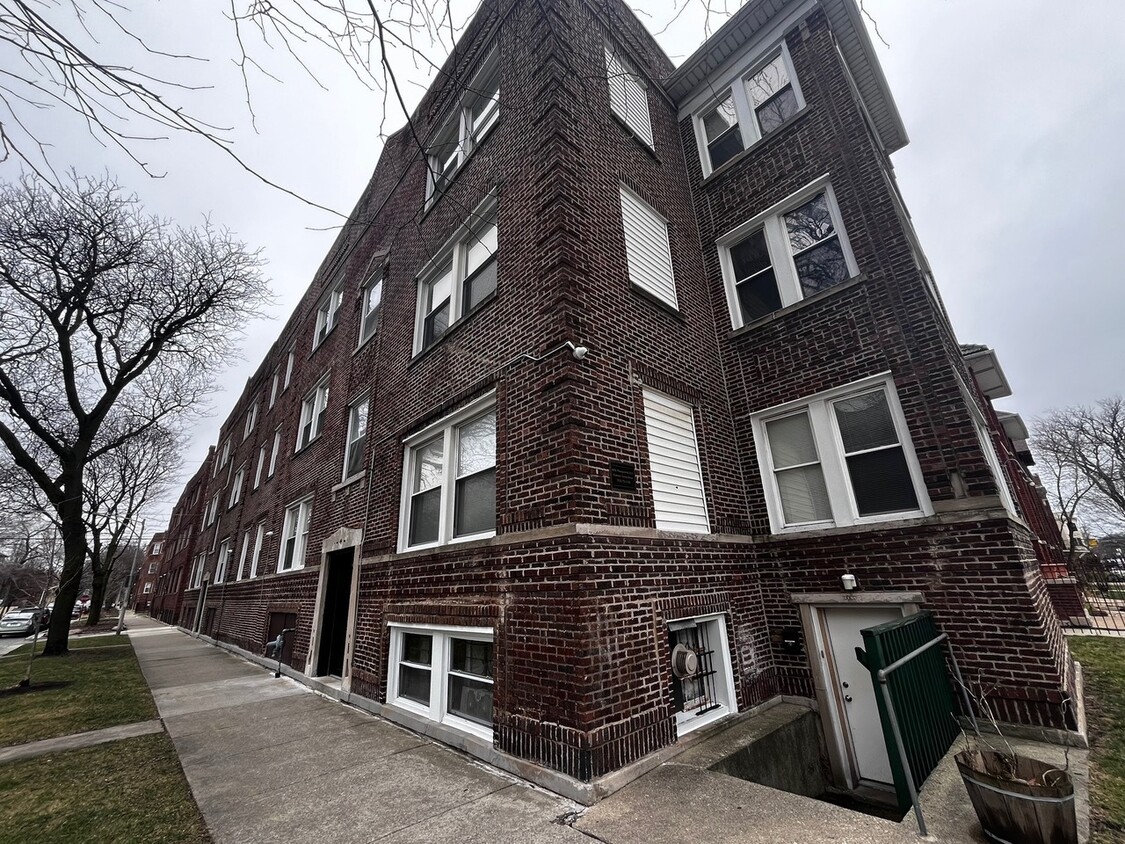 Primary Photo - 3353 W Sunnyside Ave