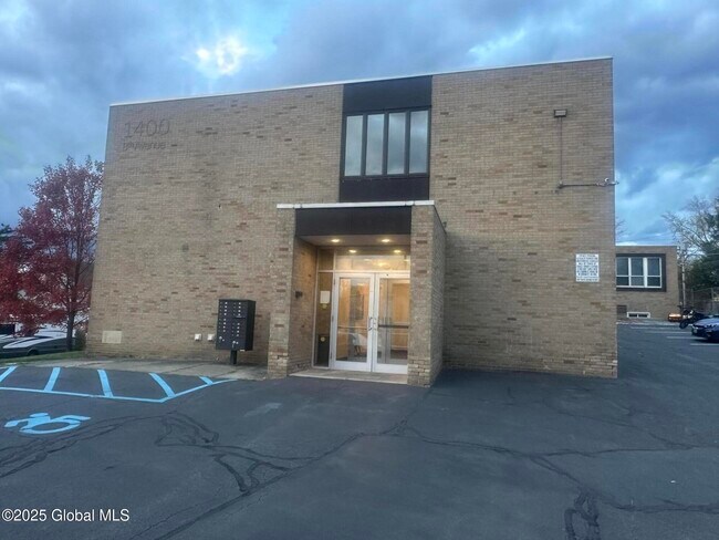 Foto del edificio - 1400 8th Ave