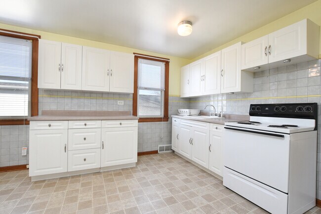 Building Photo - 5626 W Patterson Ave