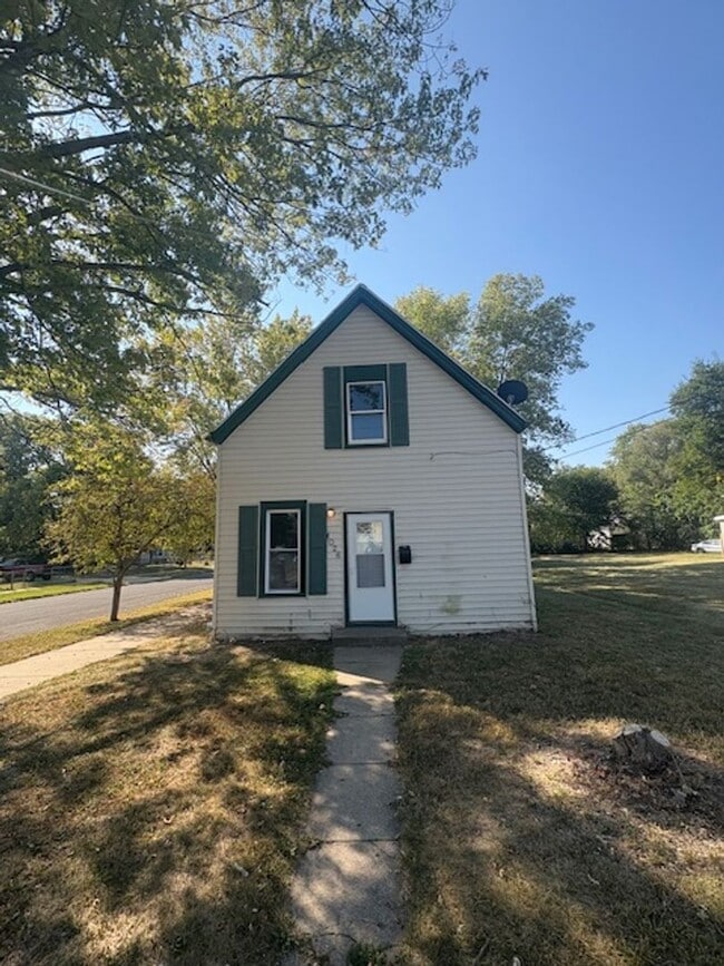 Building Photo - 1026 E Kansas St