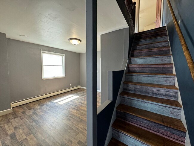 Building Photo - THREE BEDROOM/ONE BATH TWIN