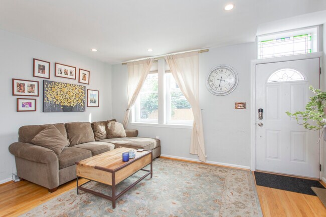 Building Photo - 2111 Clymer St