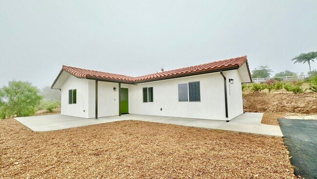 Foto del edificio - Beautiful Newer Custom Construction Detach...