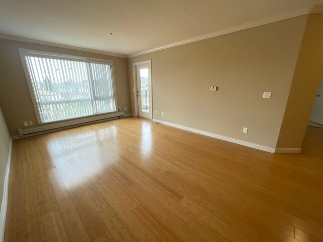 Foto del edificio - $1,000 OFF FIRST MONTH'S!!! Bright Upper Unit With Beautiful View Near East 14th In San Leandro, ...