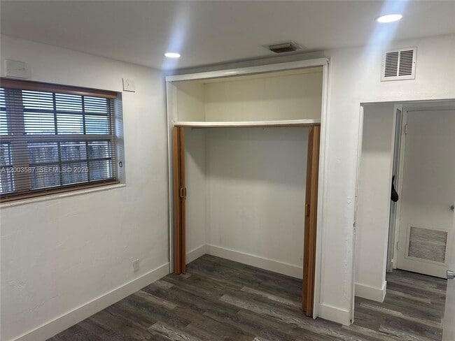 Foto del edificio - 631 NW 11th Ave