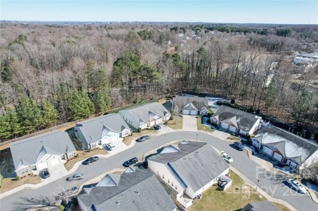 Foto del edificio - 5814 Bradford Lake