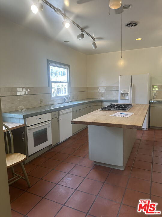 Foto del edificio - 8381 4th St