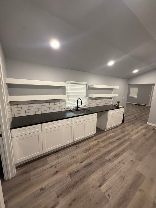 Foto del edificio - 5090 E Huntsville Rd