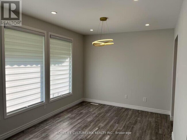 Building Photo - 1387 Sarcee St