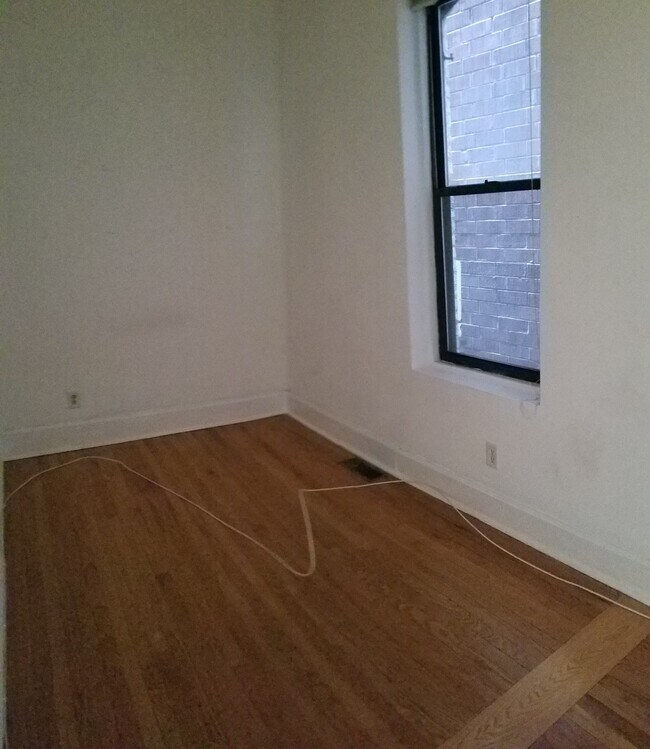 bedroom - 1522 N Mohawk St