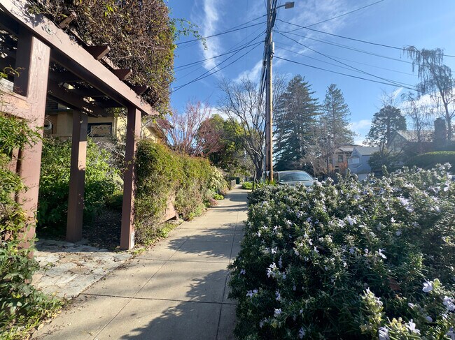 Foto del edificio - 2733 Russell St