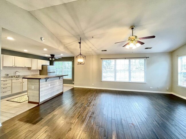 Building Photo - 433 Gloria Ln