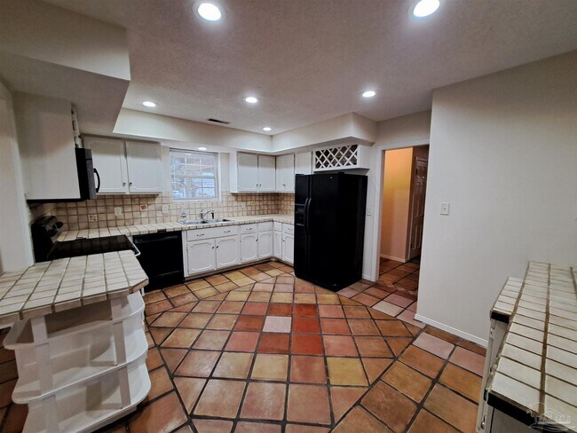 Building Photo - 208 Nandina Rd