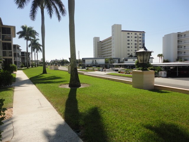 Foto del edificio - Beach across the Street!  Located in the Gulf Point HOA community