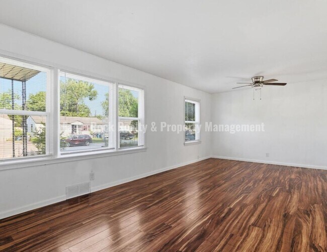 Foto del edificio - 4341 N Iroquois Ave