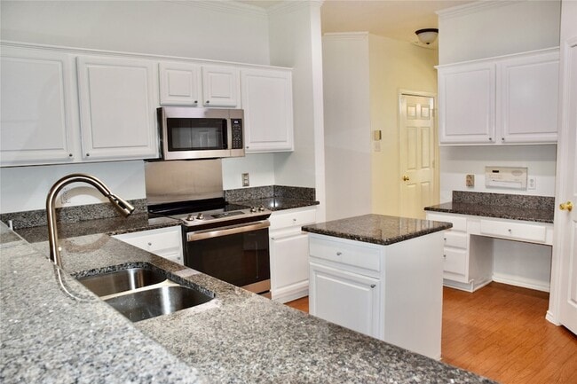 Building Photo - 1714 Farmington Dr