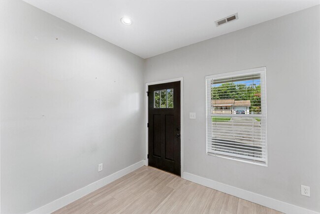 Building Photo - 5004 Knoxwood Dr